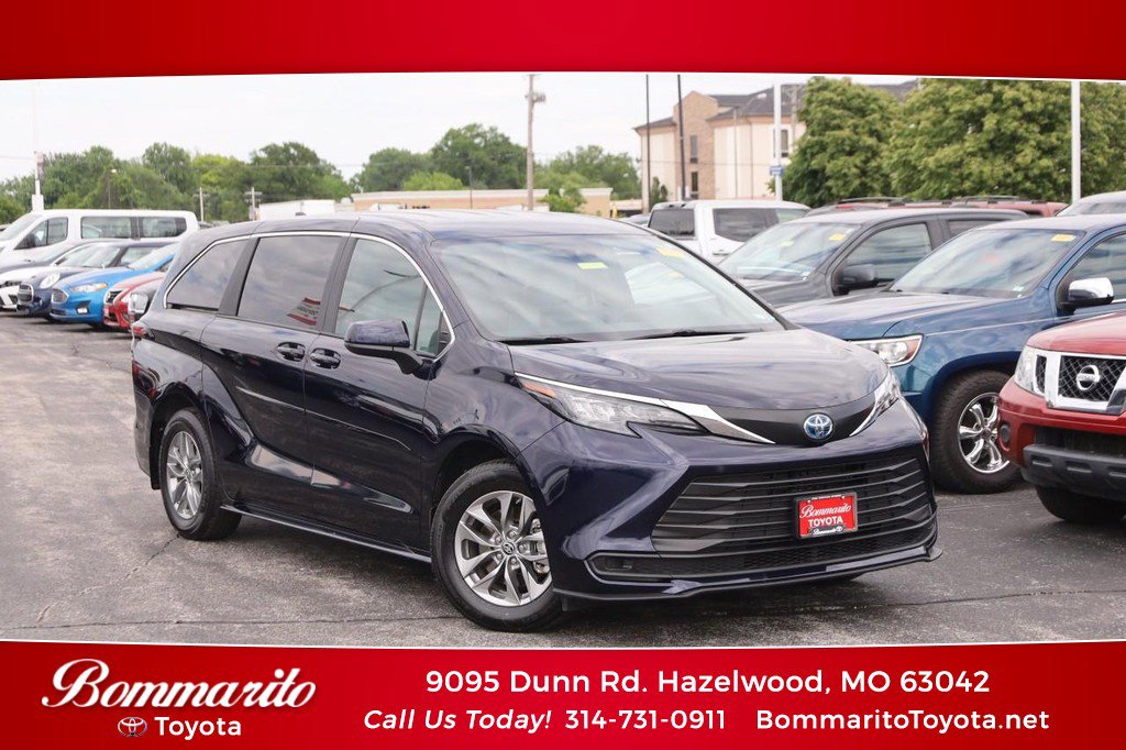 Used 2025 Toyota Sienna LE AWD/4WD image 1