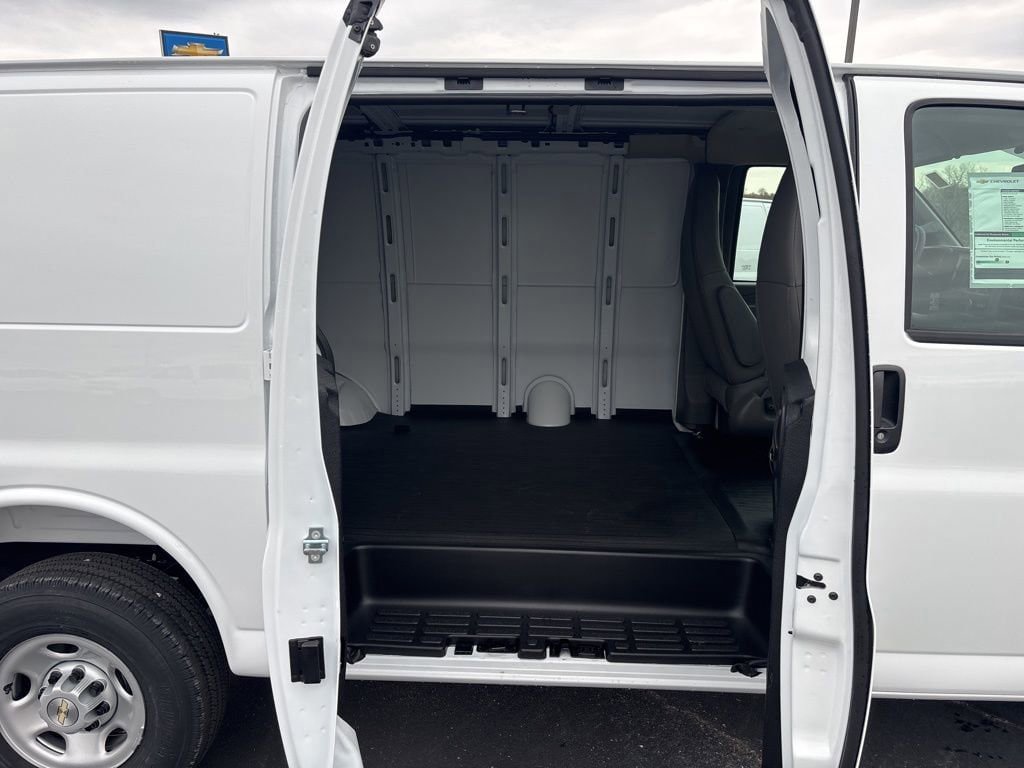 New 2025 Chevrolet Express 2500 w/ Driver Convenience Package image 31