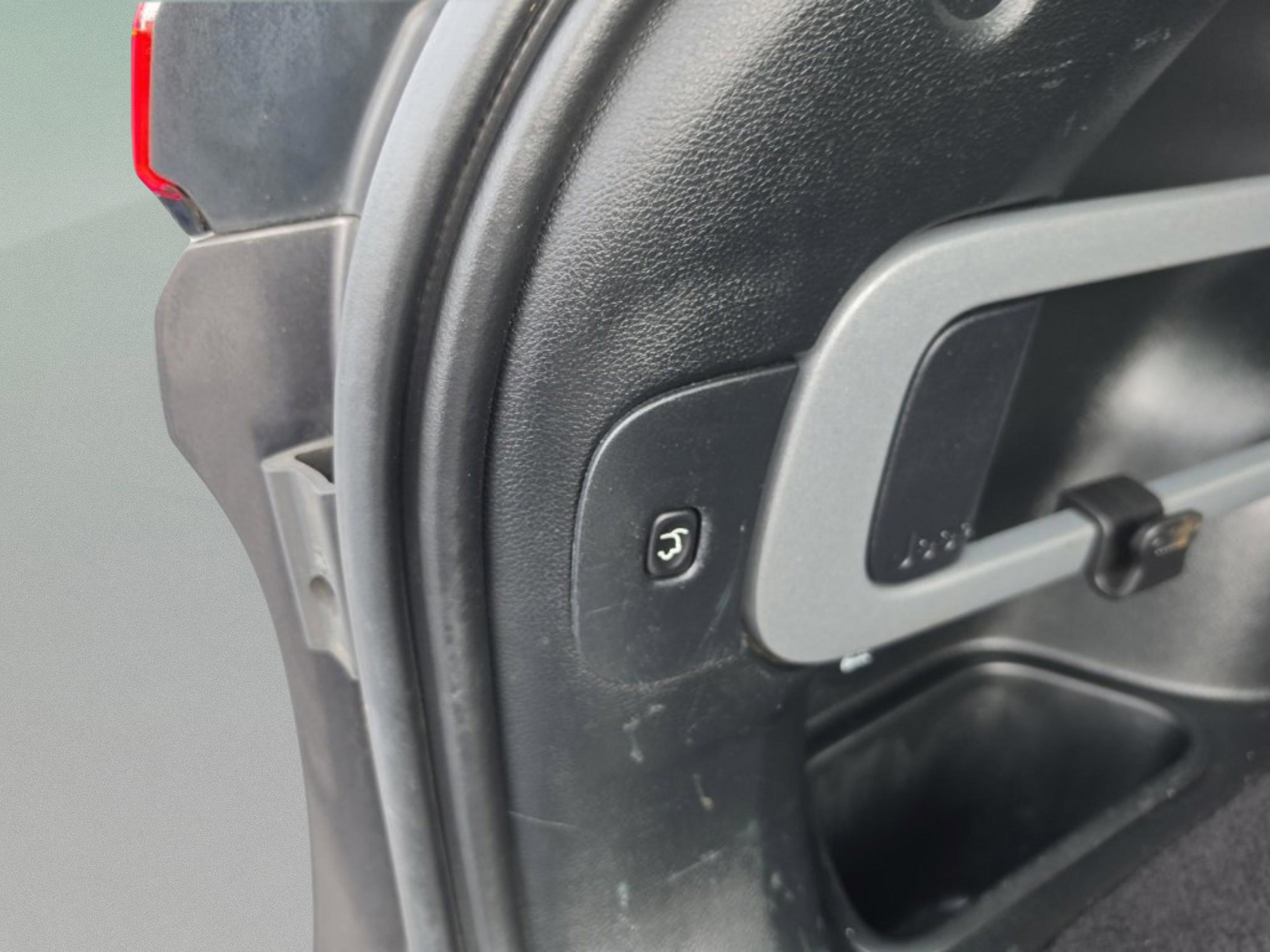 Used 2018 Jeep Cherokee Limited image 11