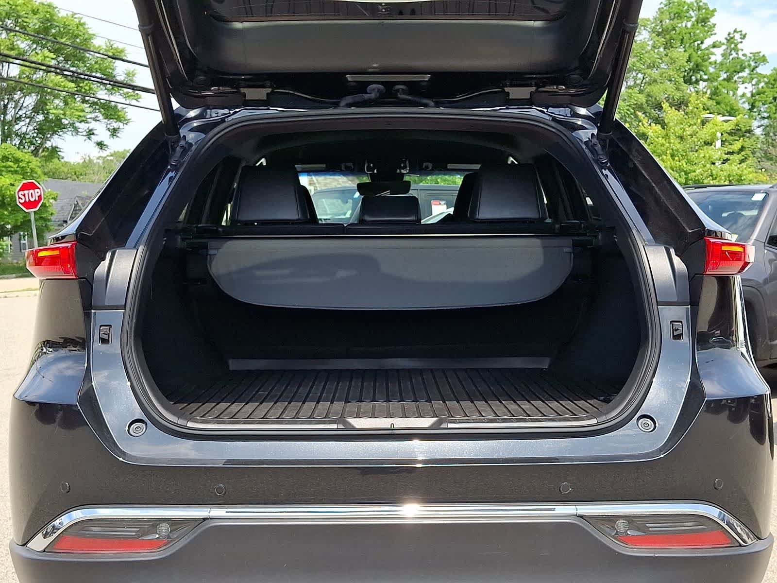 Certified 2022 Toyota Venza XLE AWD/4WD image 32