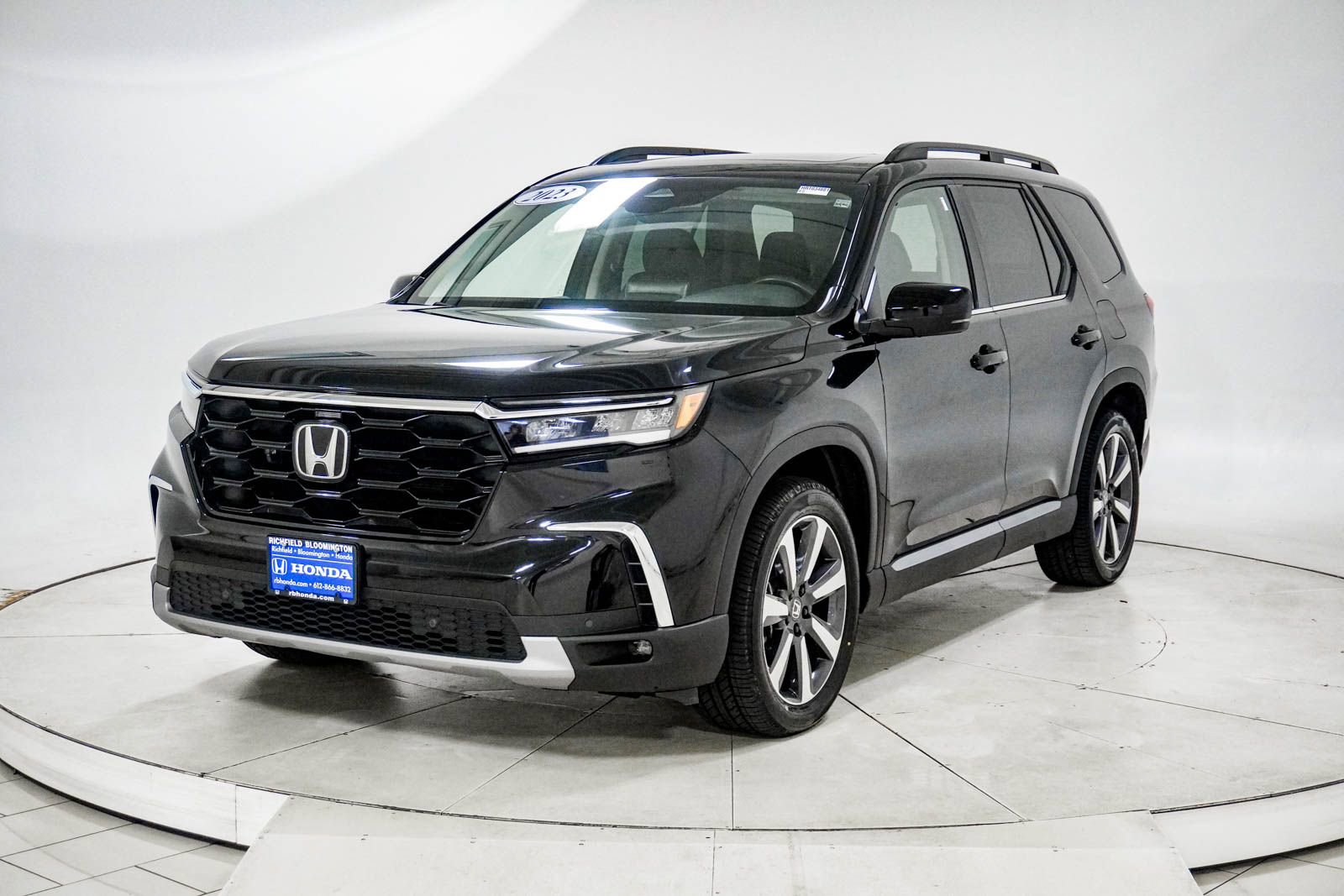 Used 2023 Honda Pilot Touring image 3
