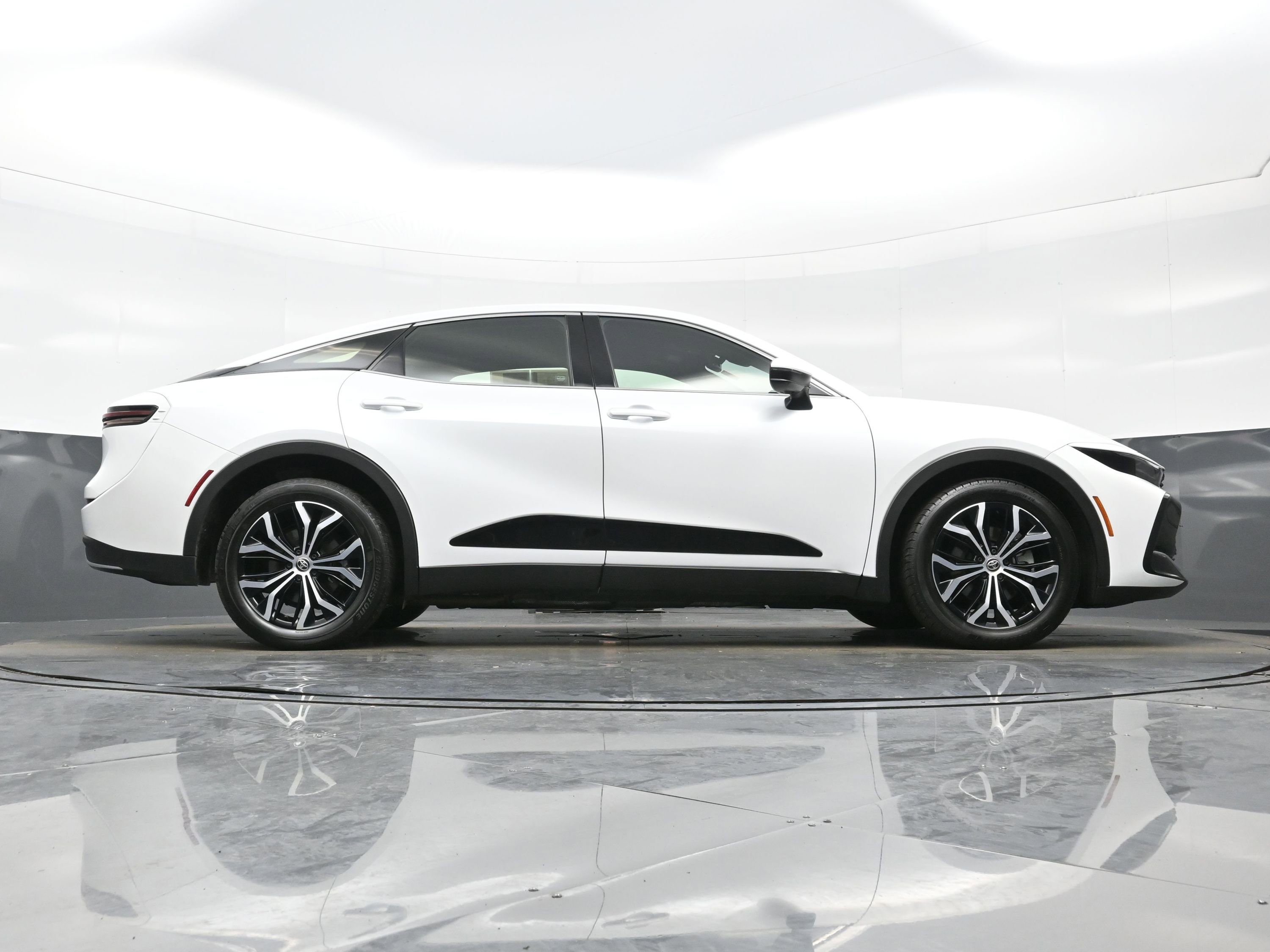 Used 2024 Toyota Crown XLE AWD/4WD image 33