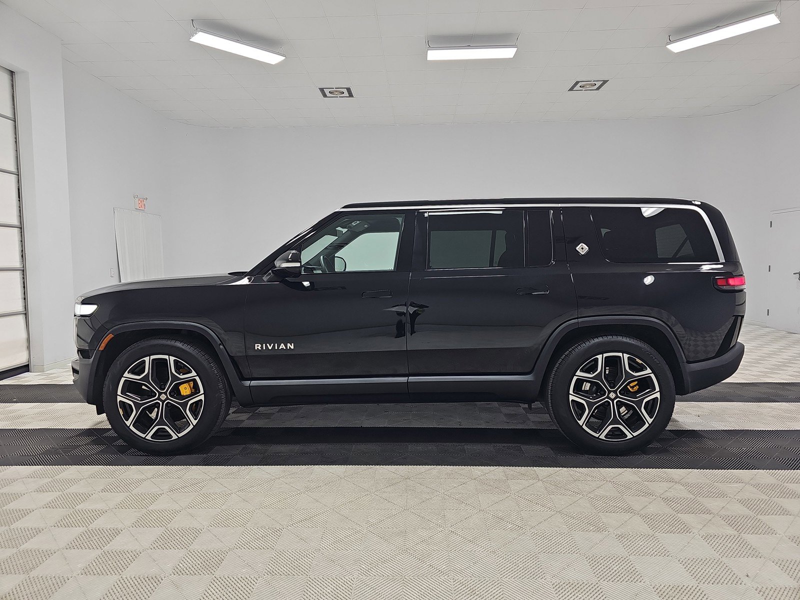 Used 2024 Rivian R1S Adventure AWD/4WD image 2