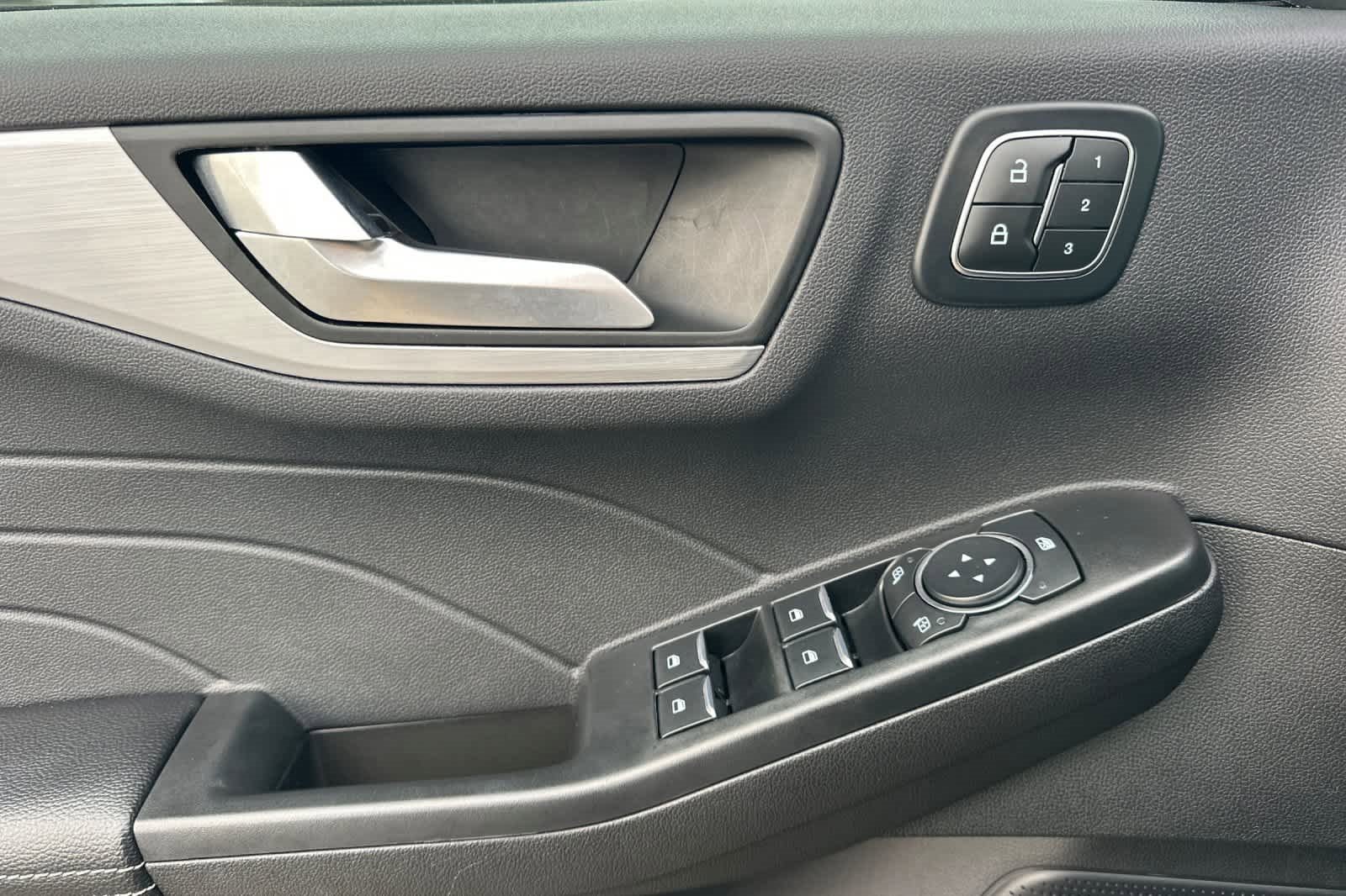 Certified 2025 Ford Escape SE w/ PHEV Premium Package image 12