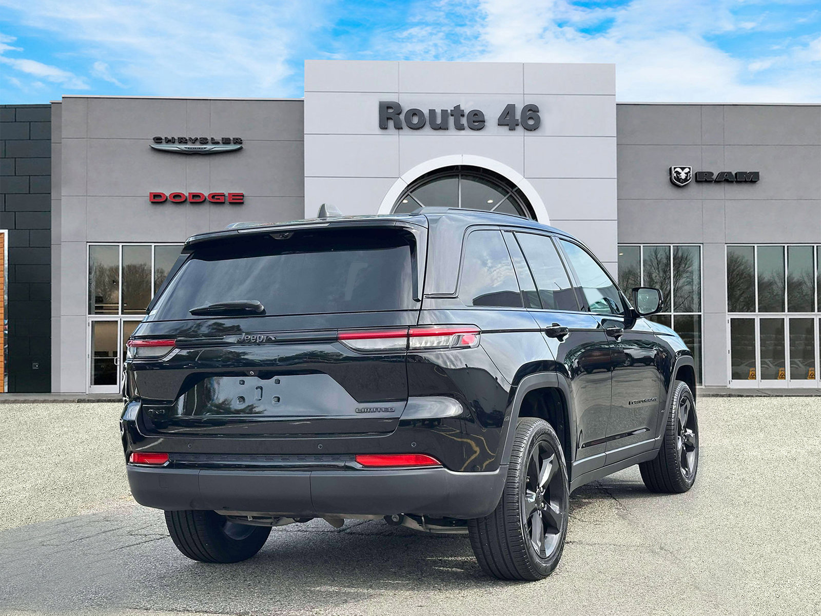 Used 2024 Jeep Grand Cherokee Limited w/ Luxury Tech Group II AWD/4WD image 5