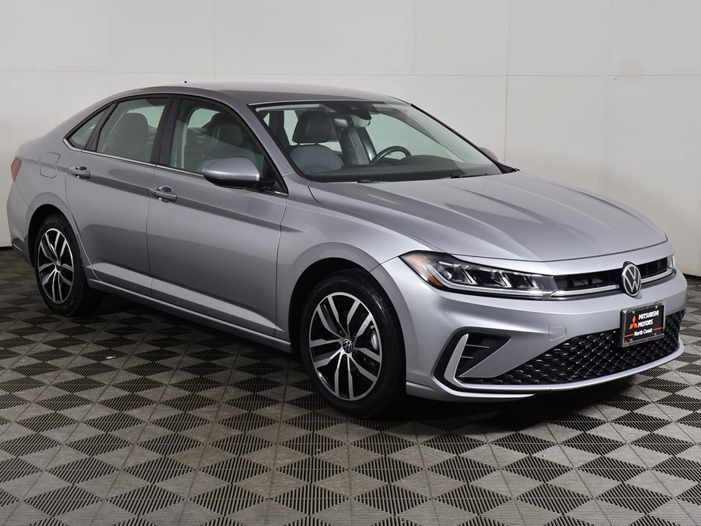Used 2025 Volkswagen Jetta SE FWD image 2