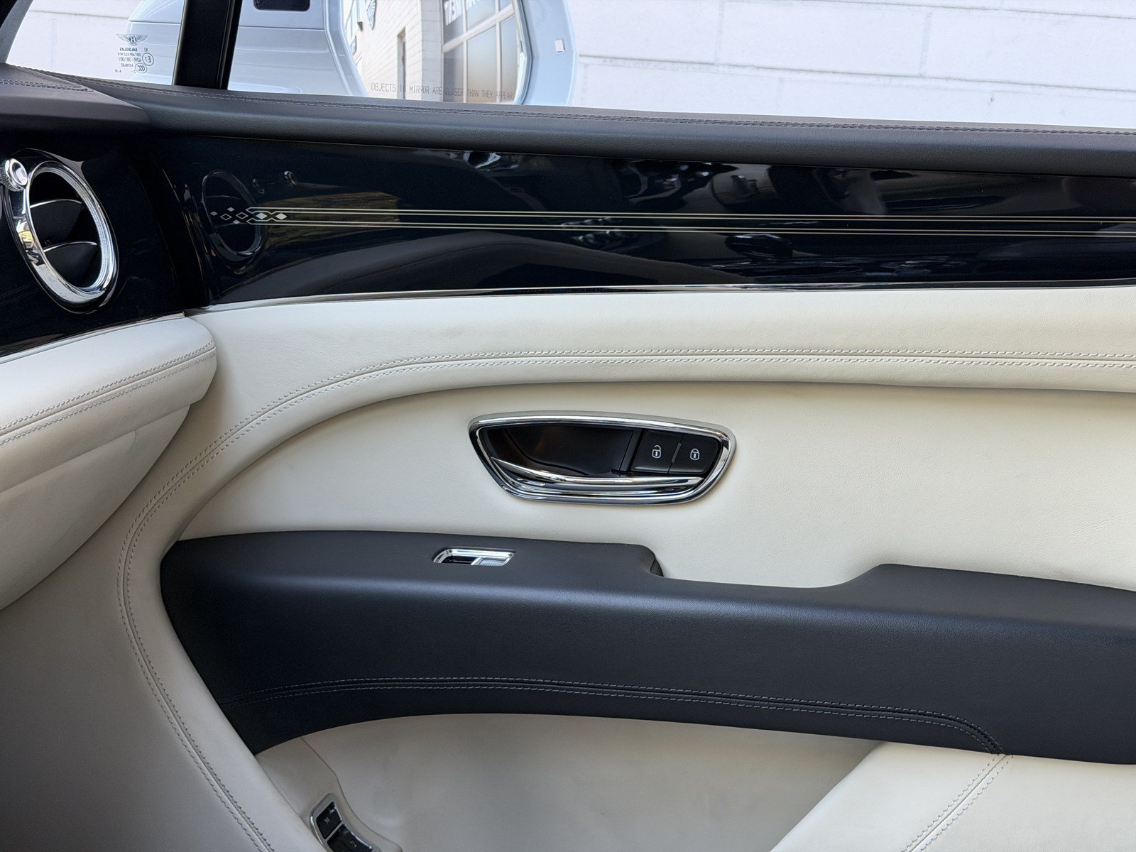 Certified 2023 Bentley Bentayga Extended Wheelbase AWD/4WD image 28