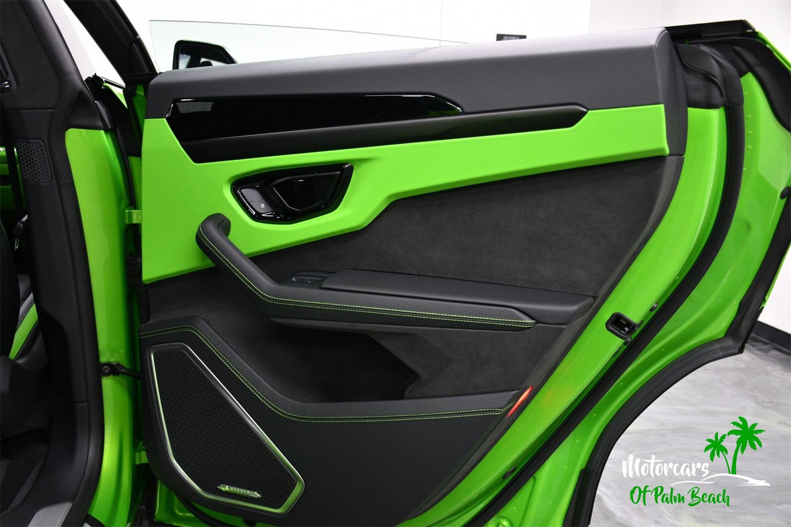 Used 2025 Lamborghini Urus SE image 45