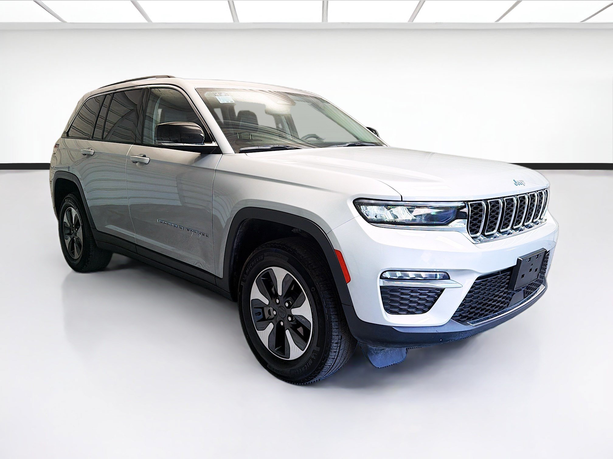Used 2023 Jeep Grand Cherokee 4WD 4xe image 3