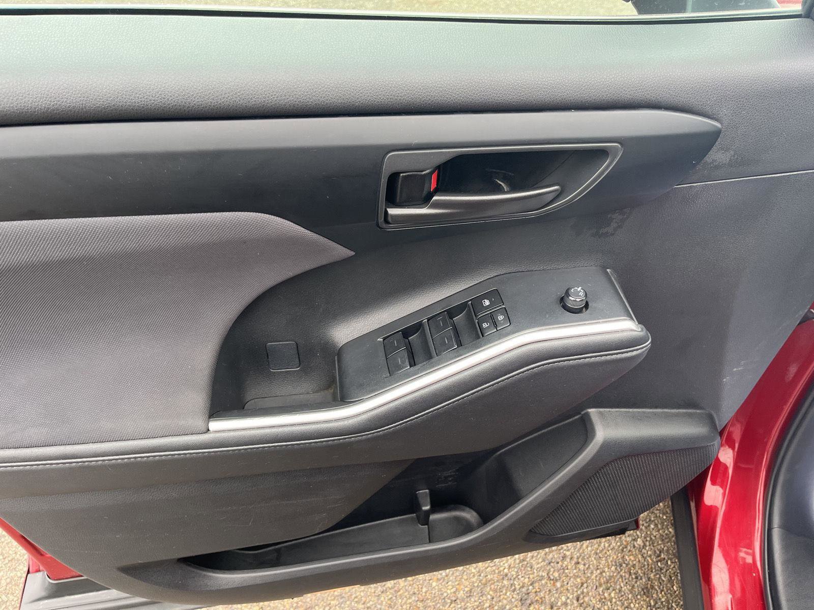 Used 2024 Toyota Highlander LE image 11