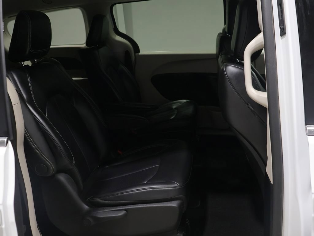 Used 2023 Chrysler Pacifica Touring-L image 19