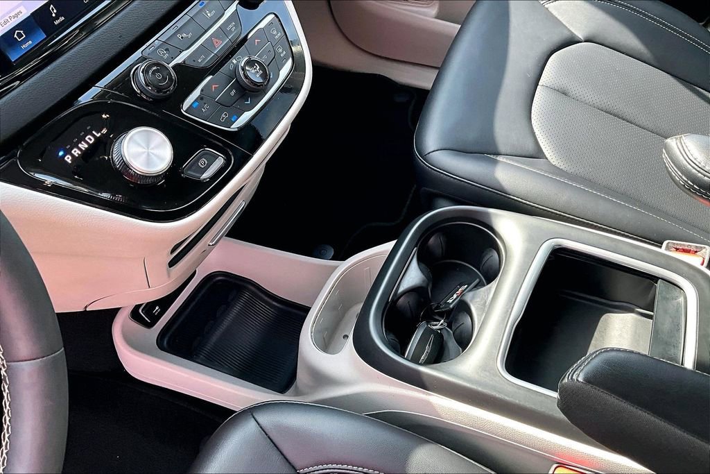 Used 2024 Chrysler Pacifica Touring-L image 18