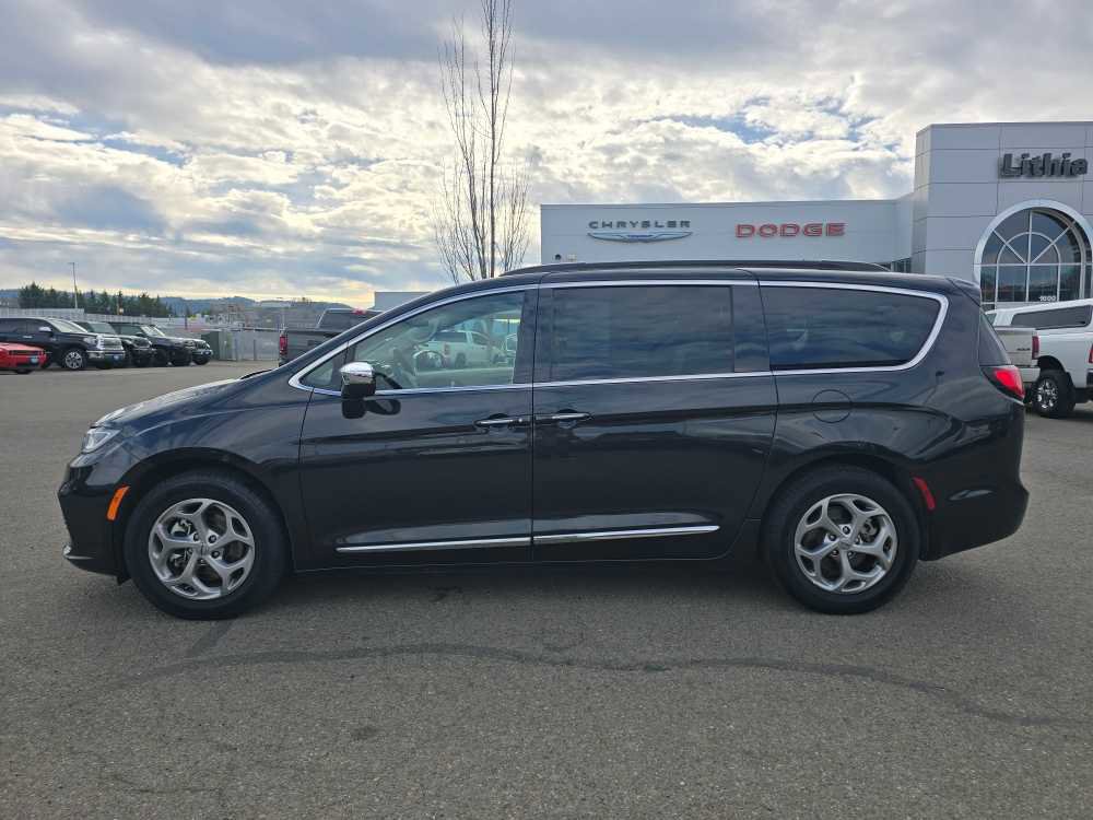 Used 2023 Chrysler Pacifica Limited image 2