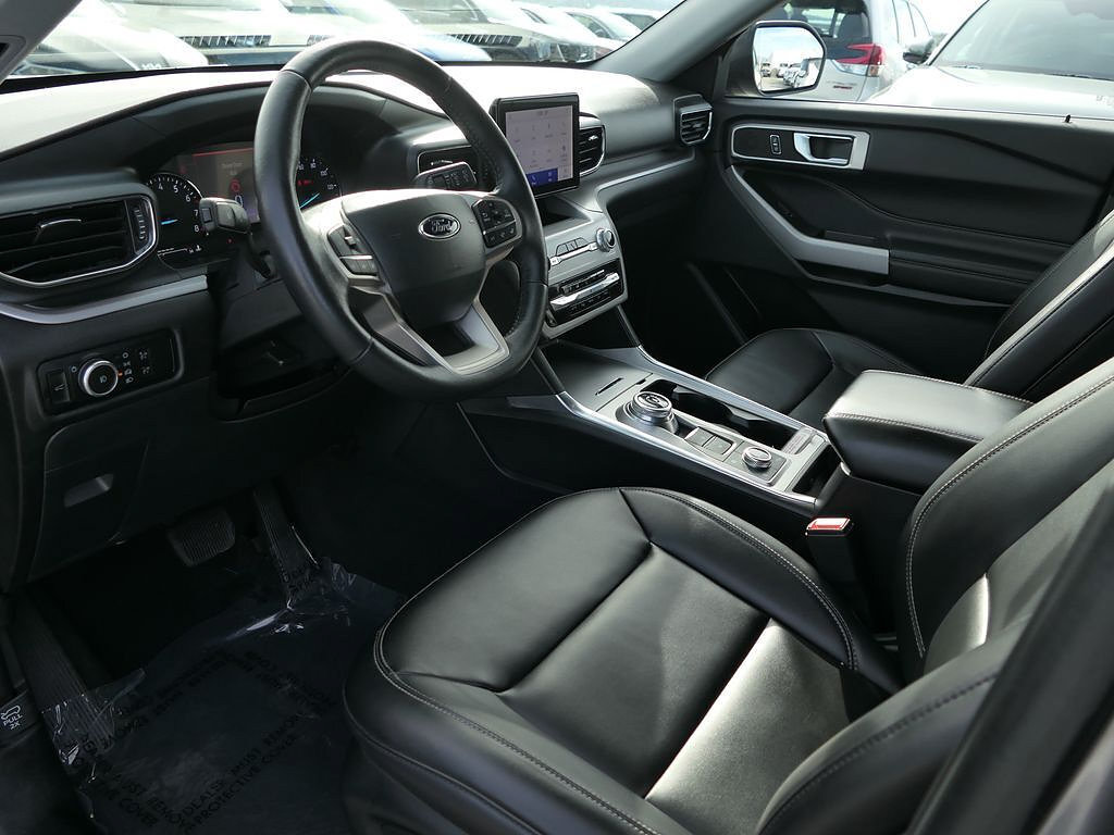 Used 2024 Ford Explorer XLT w/ Equipment Group 202A AWD/4WD image 11