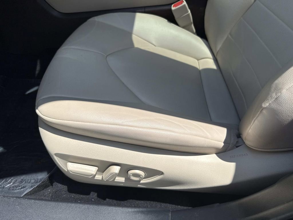 Used 2021 Toyota Highlander XLE FWD image 30