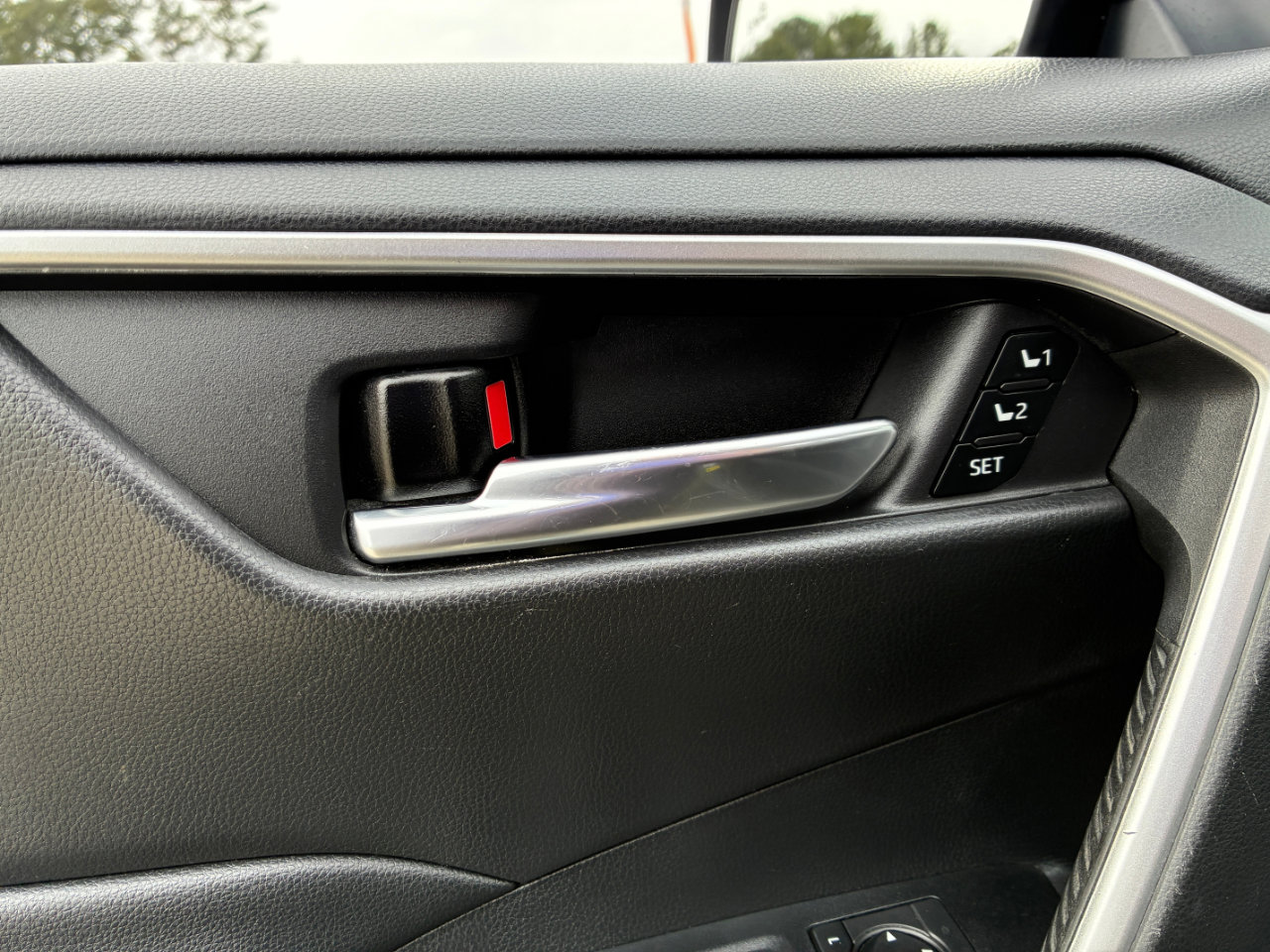 Used 2021 Toyota RAV4 XLE Premium image 9