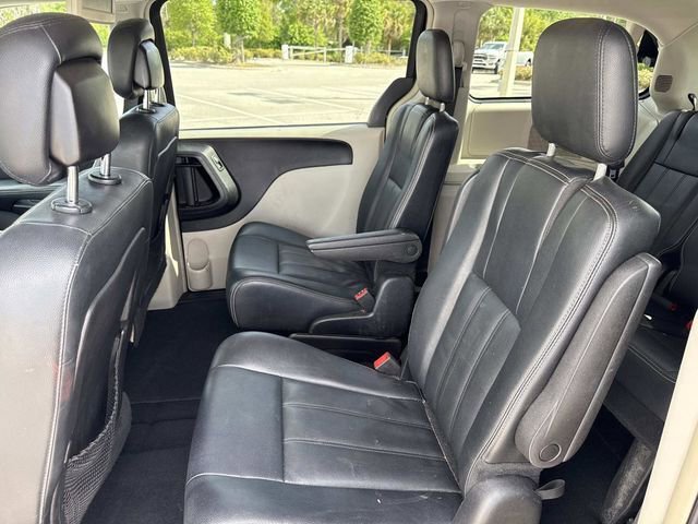 Used 2016 Chrysler Town & Country Touring image 9