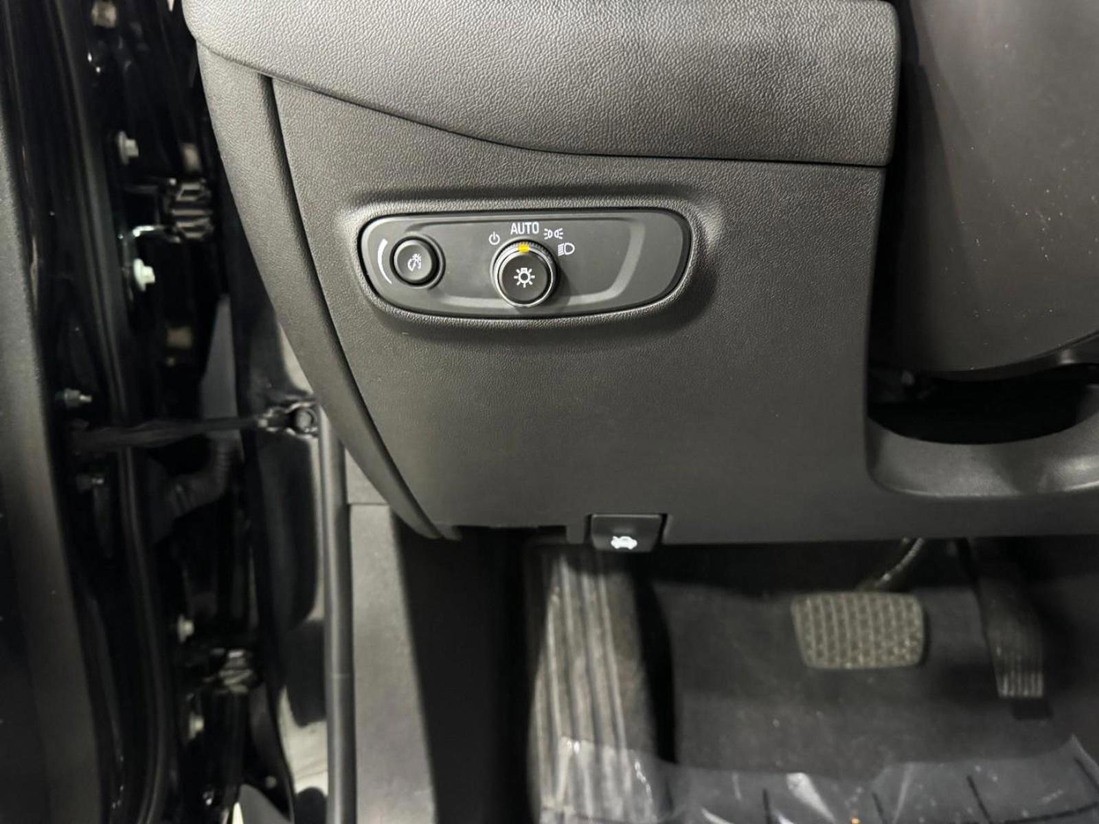 Used 2023 Chevrolet Equinox LT w/ Driver Convenience Package image 28