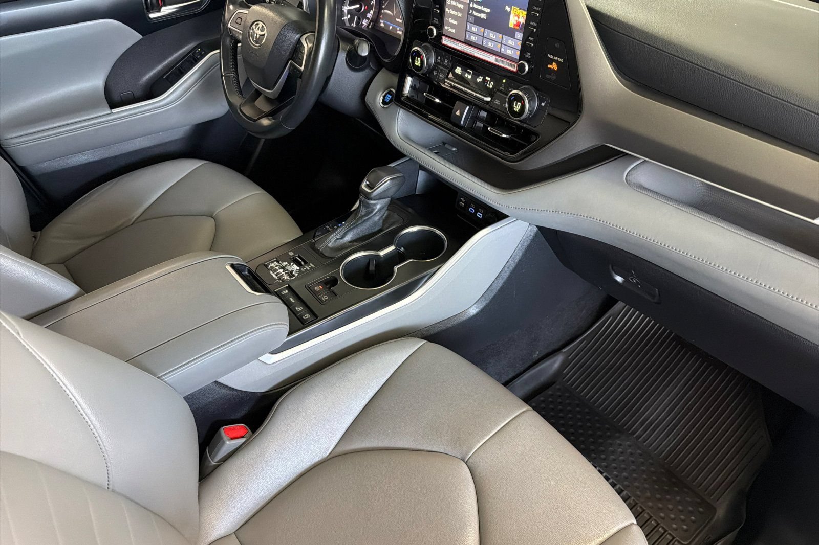 Used 2022 Toyota Highlander XLE AWD/4WD image 23