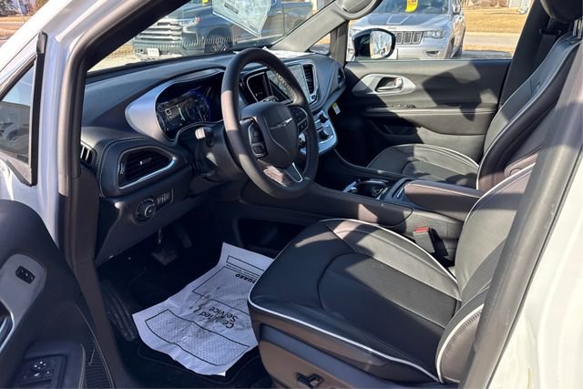 New 2026 Chrysler Pacifica Limited w/ Uconnect Theater Family Group image 9
