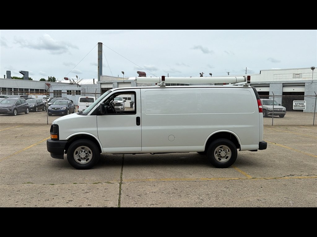 Used 2017 Chevrolet Express 2500 RWD image 3
