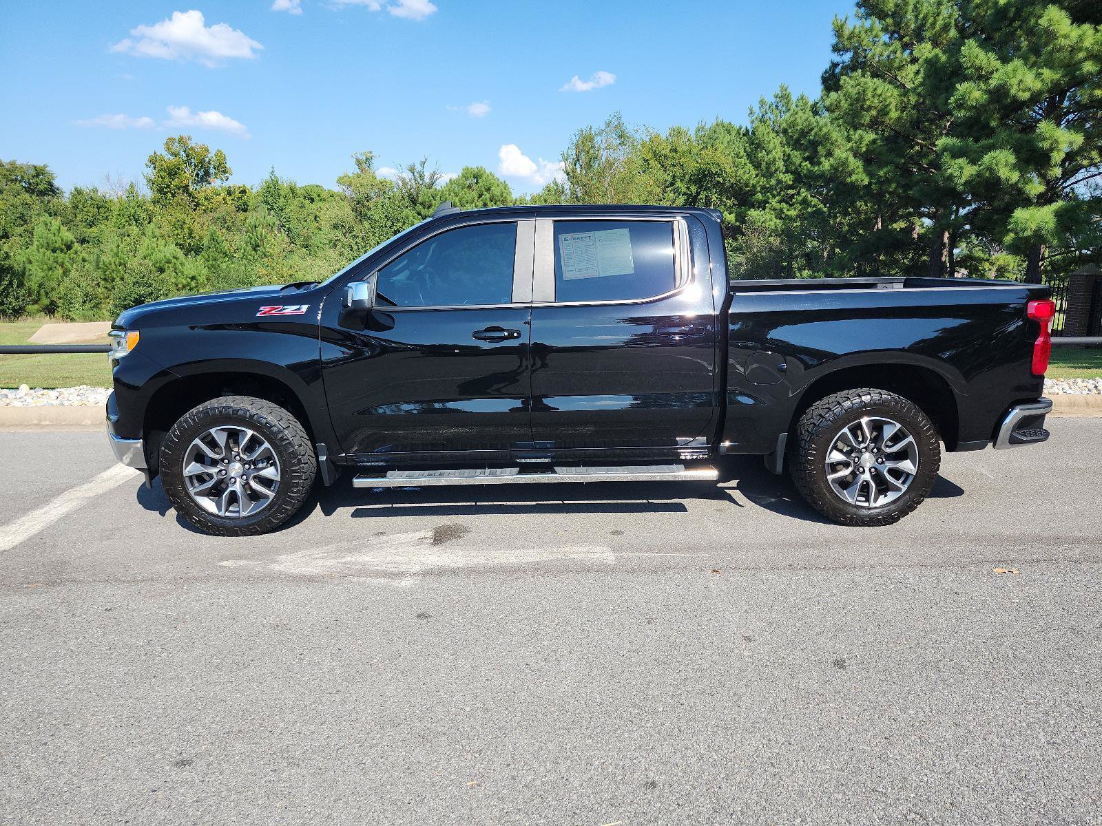 Used 2024 Chevrolet Silverado 1500 LT AWD/4WD image 2