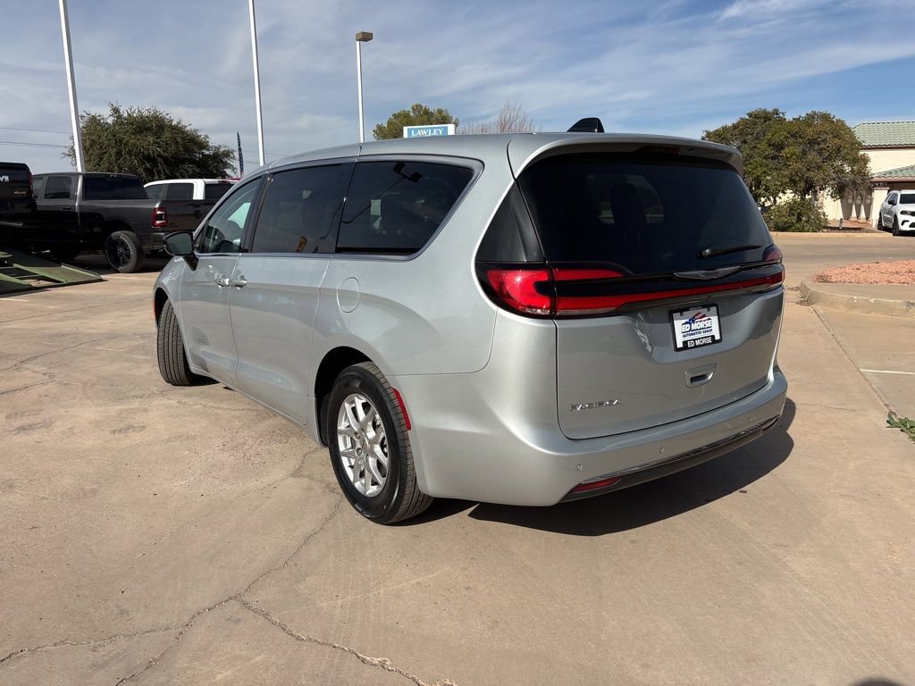Used 2024 Chrysler Pacifica Touring-L FWD image 7