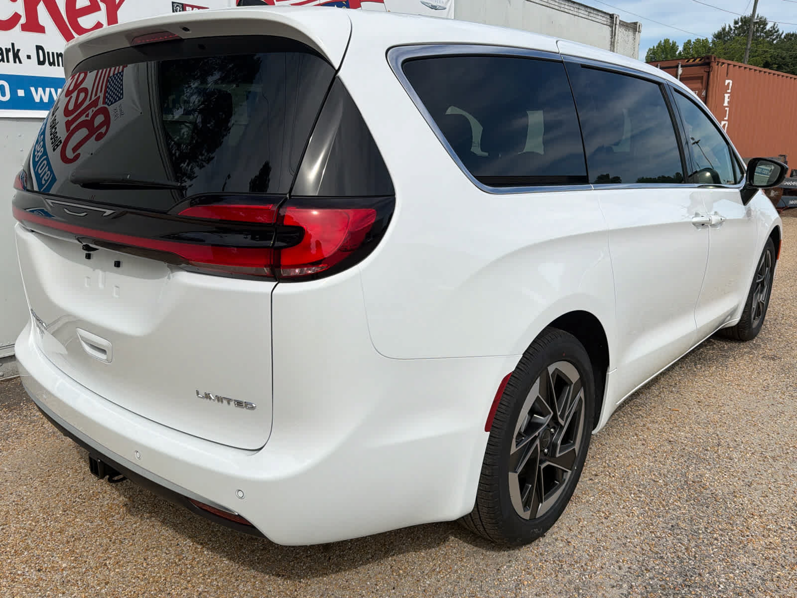 New 2027 Chrysler Pacifica Select FWD image 3