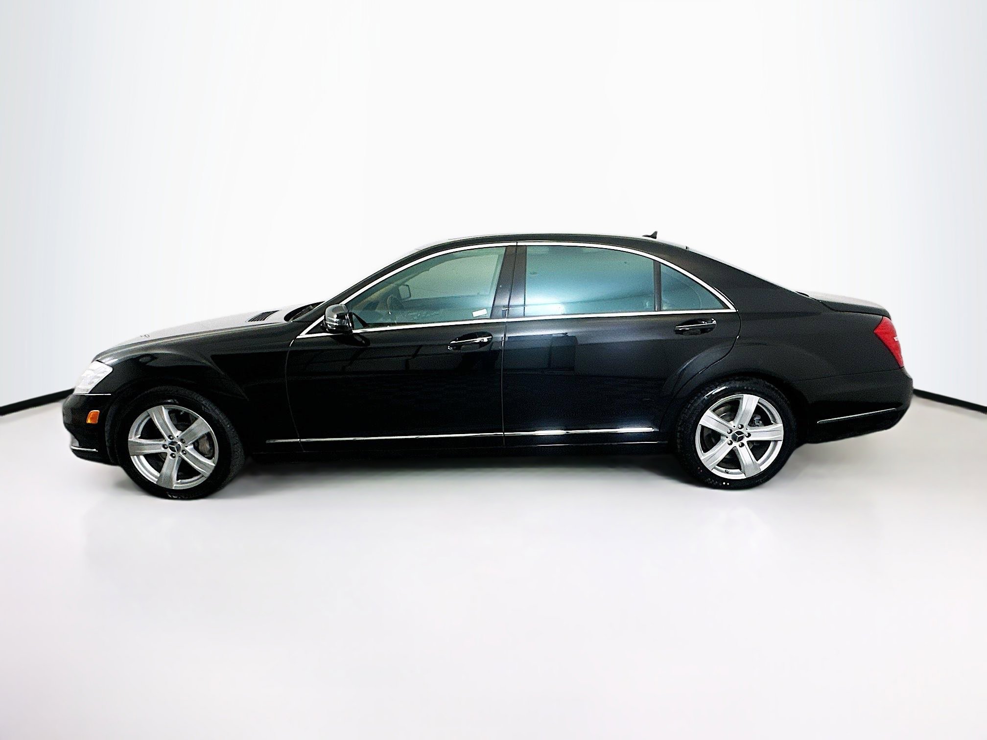 Used 2011 Mercedes-Benz S 550 4MATIC image 4