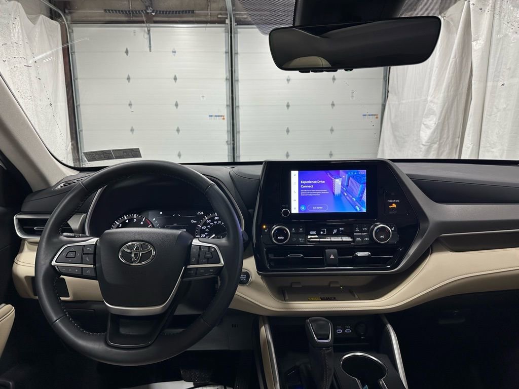 Used 2025 Toyota Highlander XLE image 16