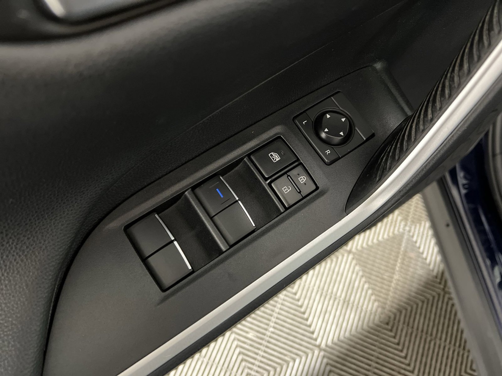 Used 2021 Toyota RAV4 Limited image 13