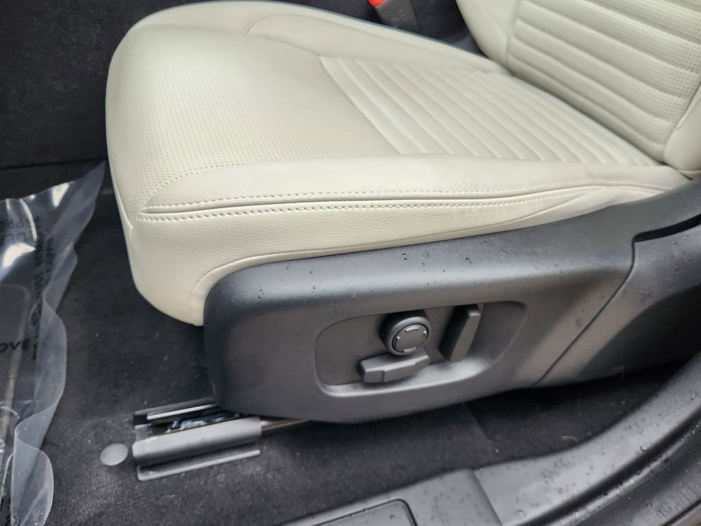 Used 2025 Land Rover Discovery Sport S image 18