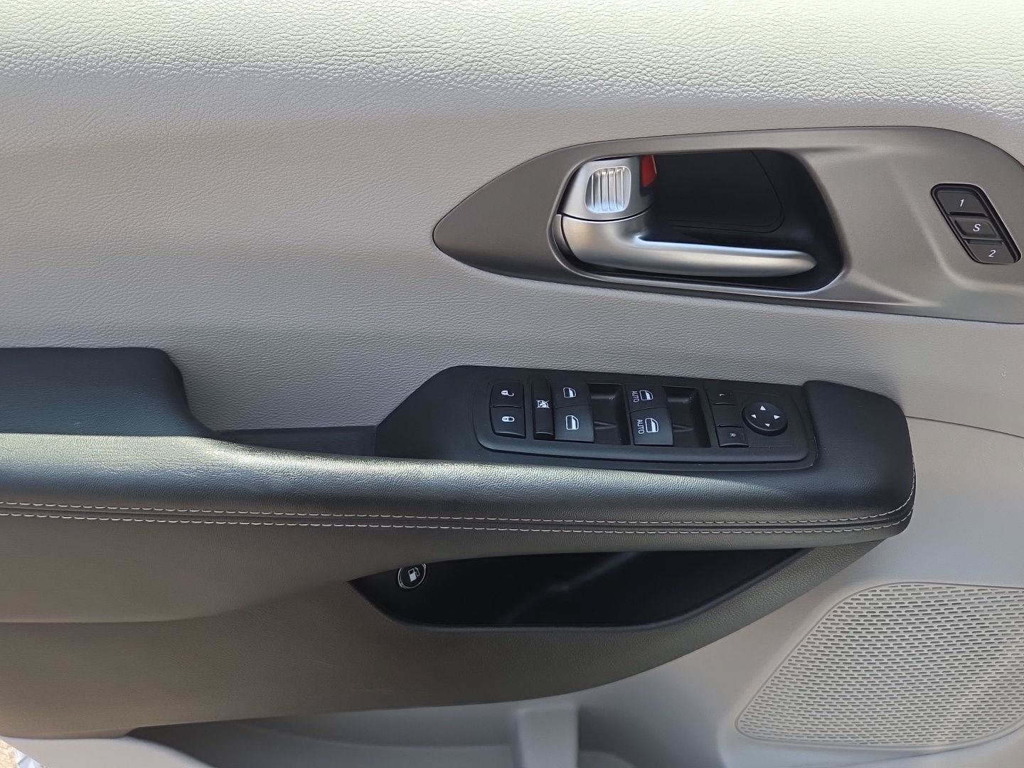 Used 2023 Chrysler Pacifica Touring-L FWD image 18
