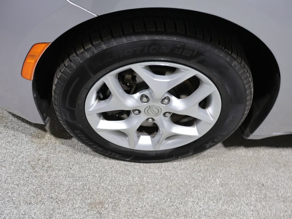 Used 2017 Chrysler Pacifica Touring-L w/ Tire & Wheel Group FWD image 8