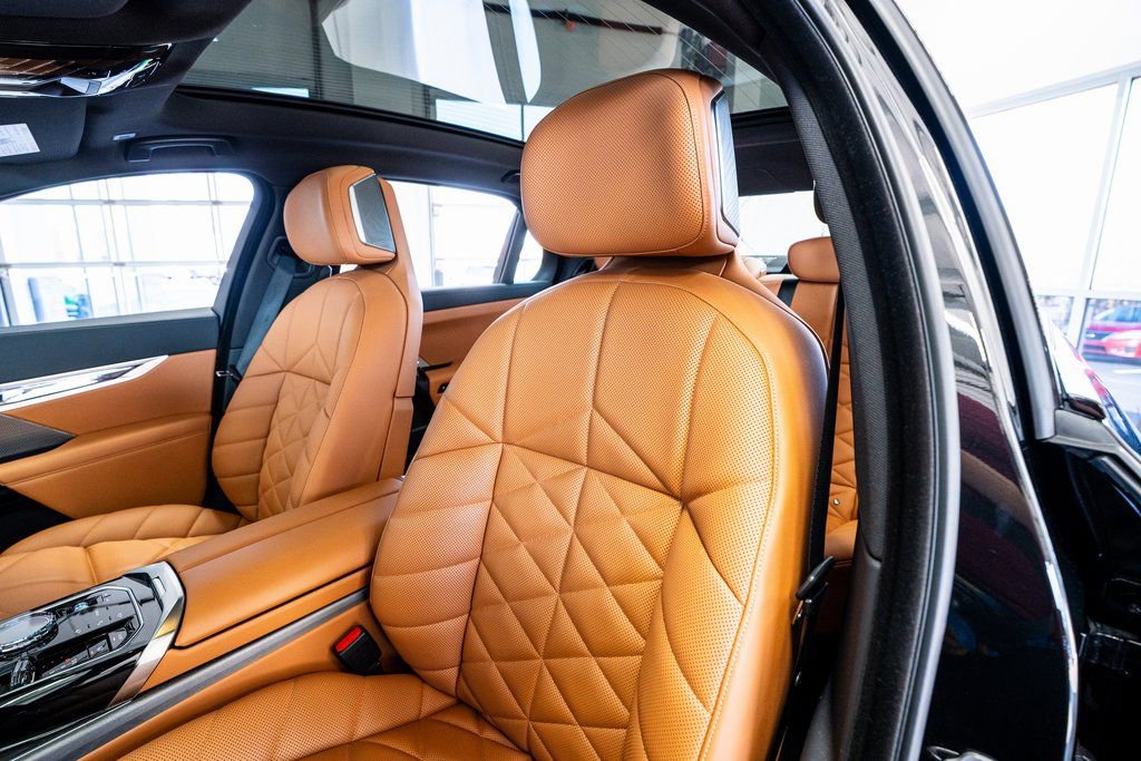 Used 2023 BMW 740i 740i w/ Parking Assistance Package image 36