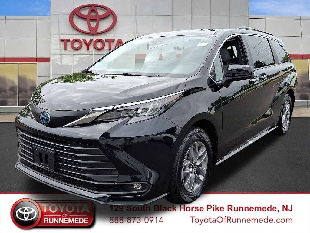 Used 2025 Toyota Sienna XLE FWD image 3
