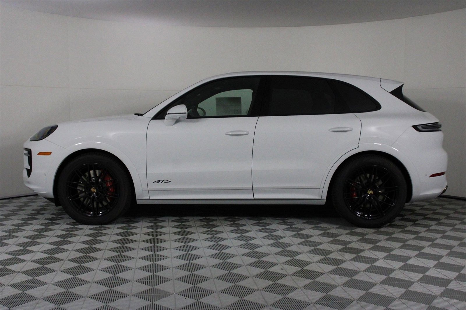 New 2026 Porsche Cayenne GTS image 2