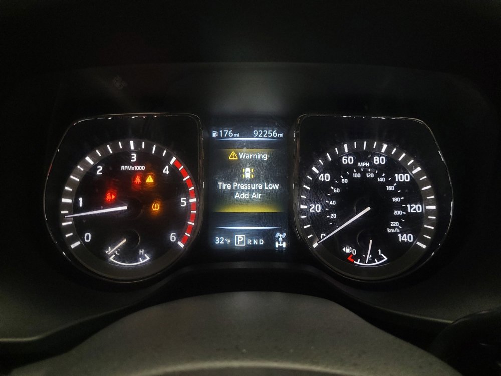 Used 2017 Nissan Titan SV image 23