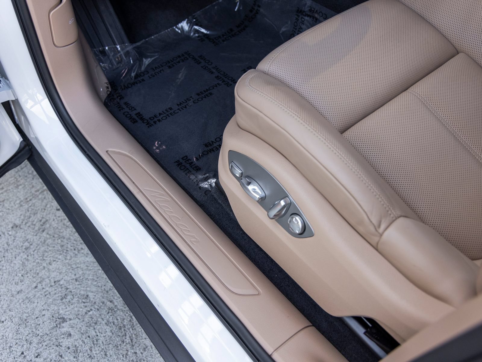 Certified 2026 Porsche Macan AWD/4WD image 30