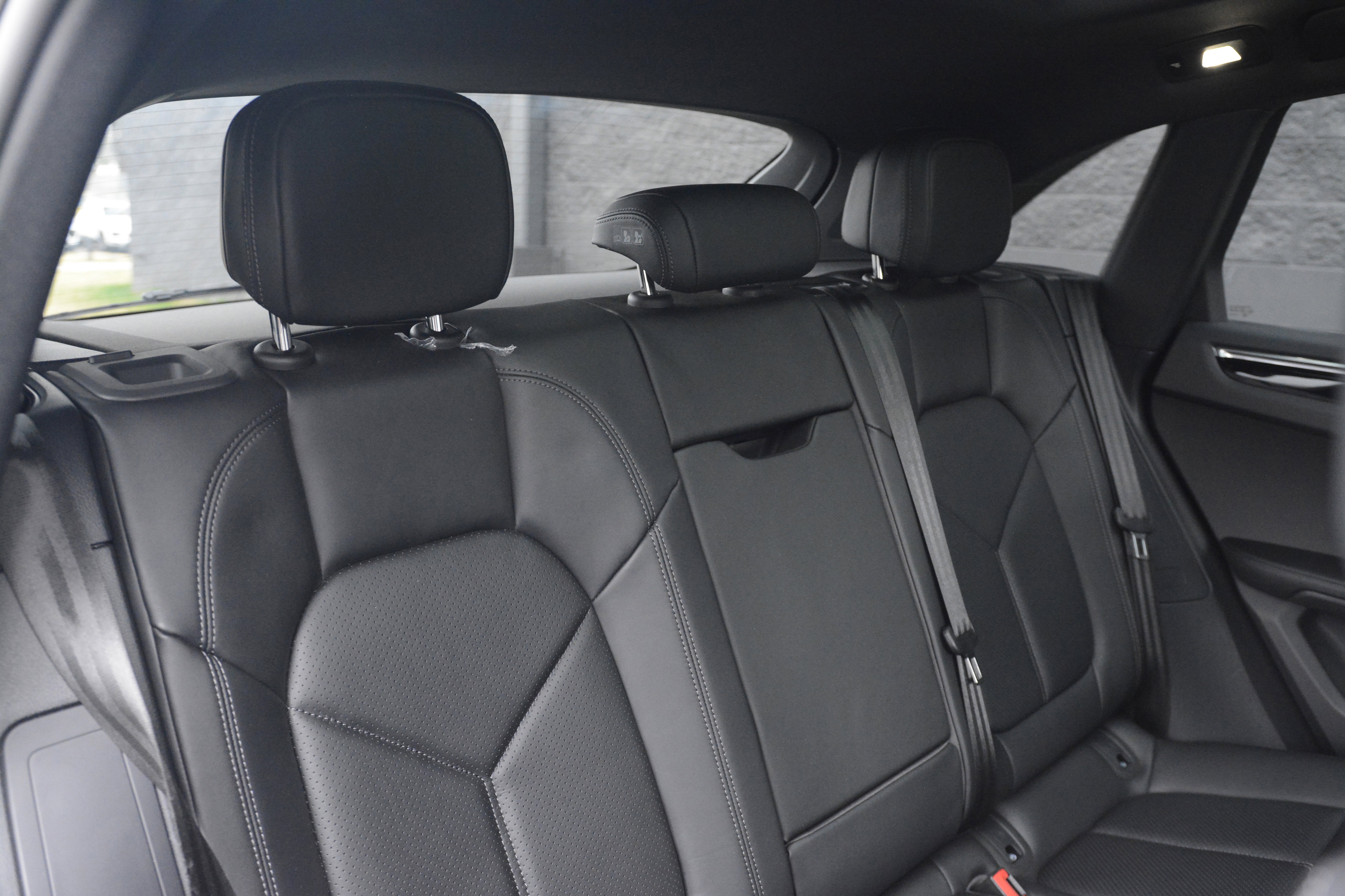 Certified 2025 Porsche Macan AWD/4WD image 36