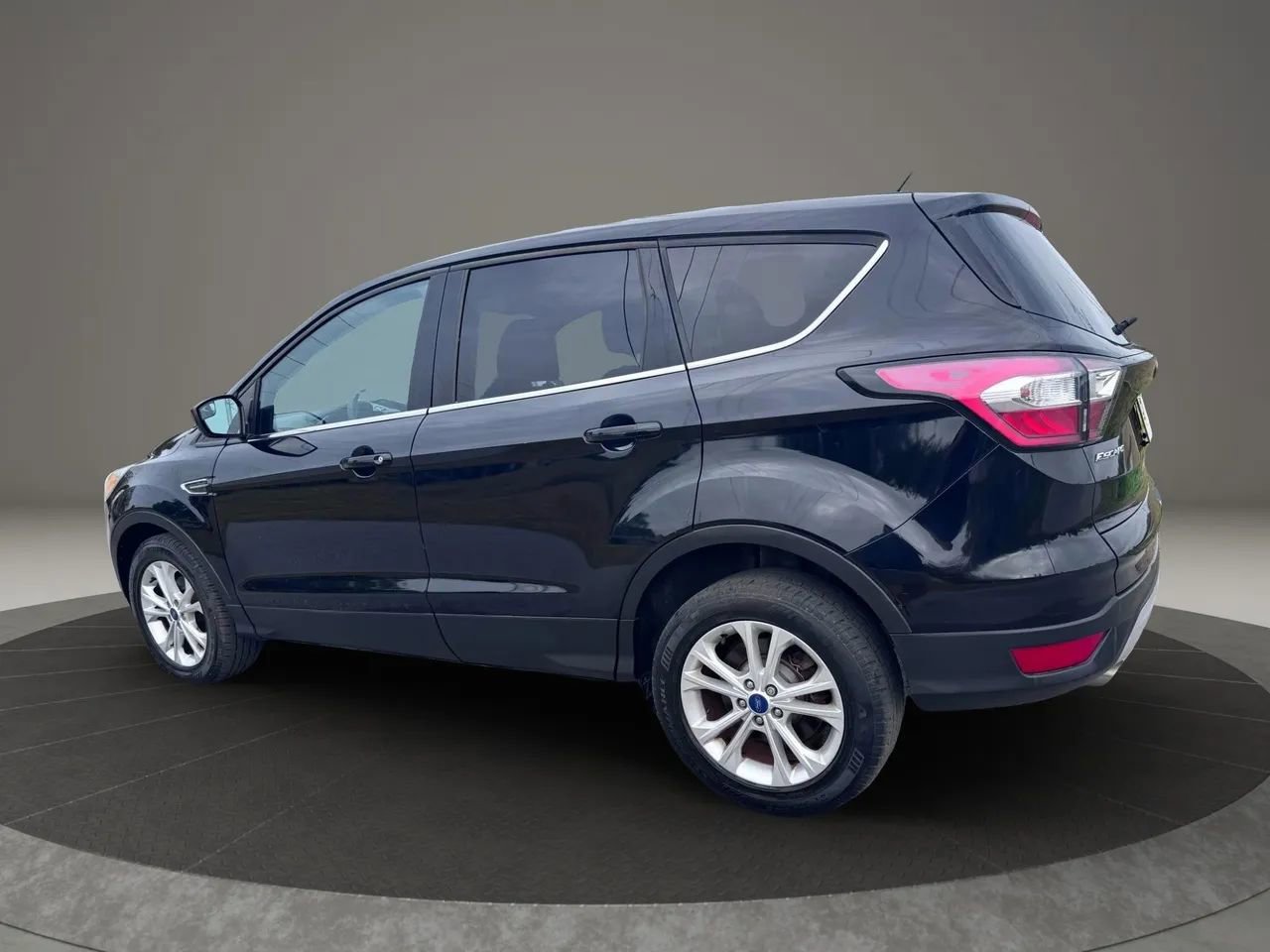 Used 2017 Ford Escape SE FWD image 5