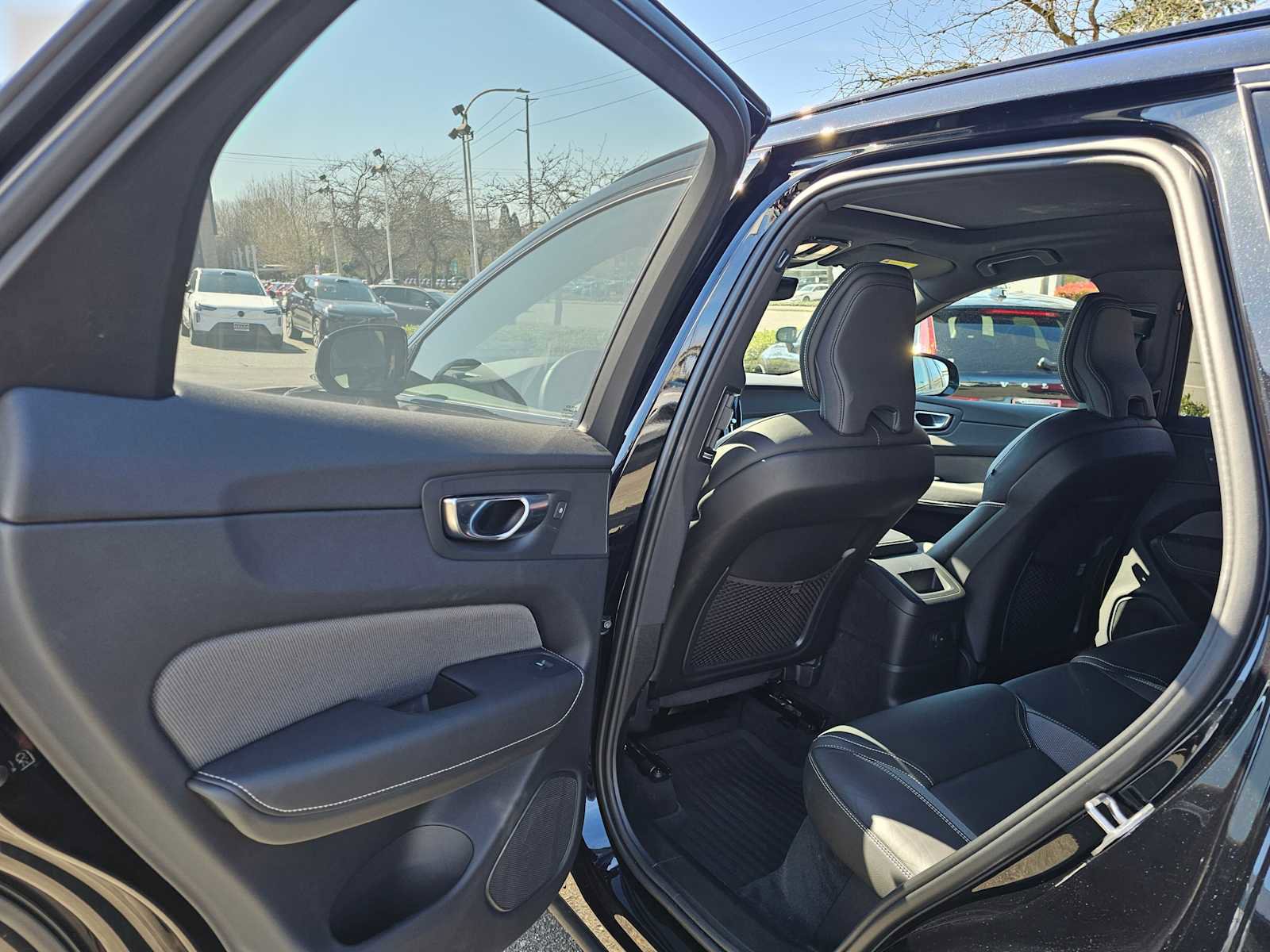 Certified 2024 Volvo XC60 T8 Ultimate w/ Protection Package Premier AWD/4WD image 19