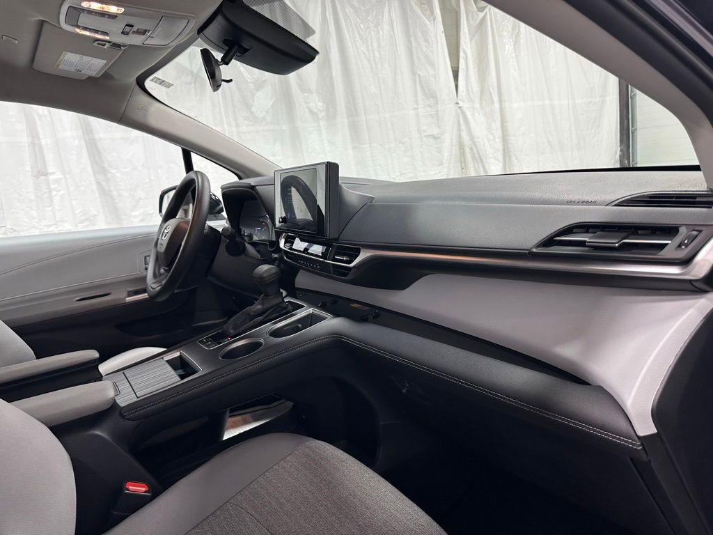 Used 2025 Toyota Sienna LE FWD image 65