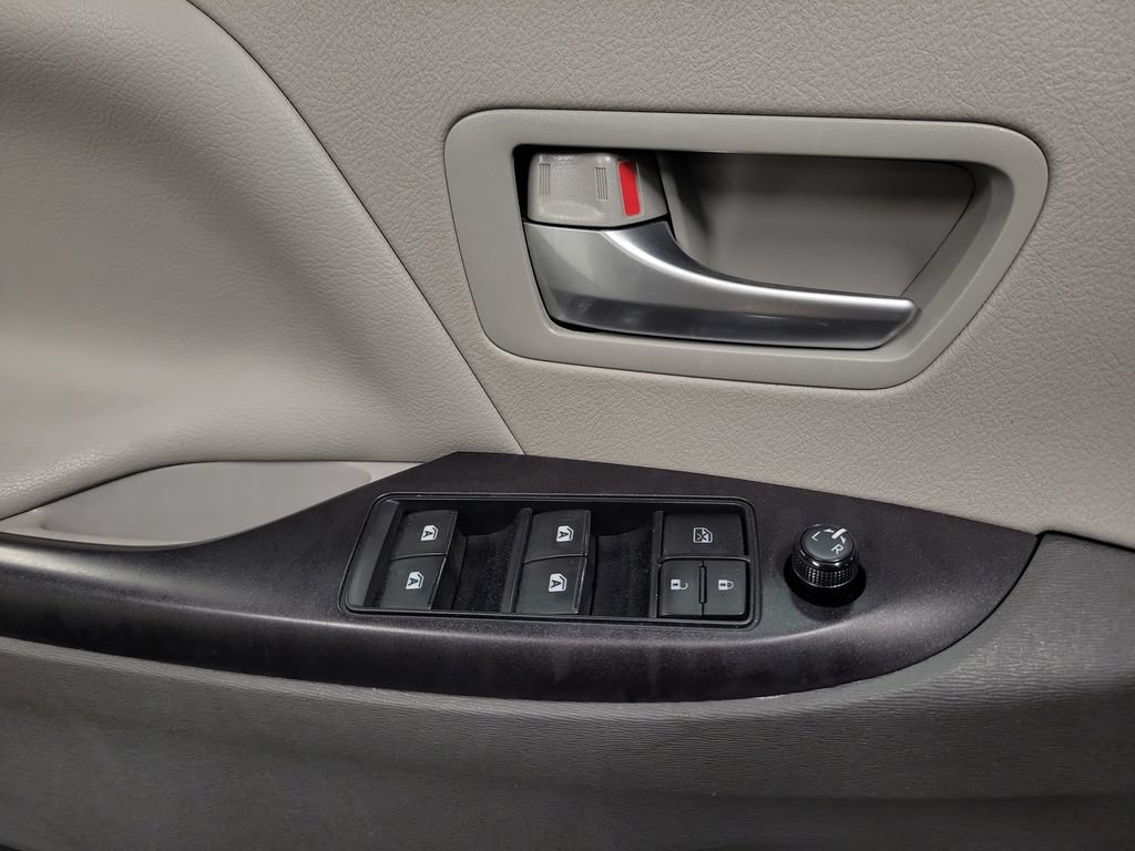 Used 2016 Toyota Sienna LE AWD/4WD image 27
