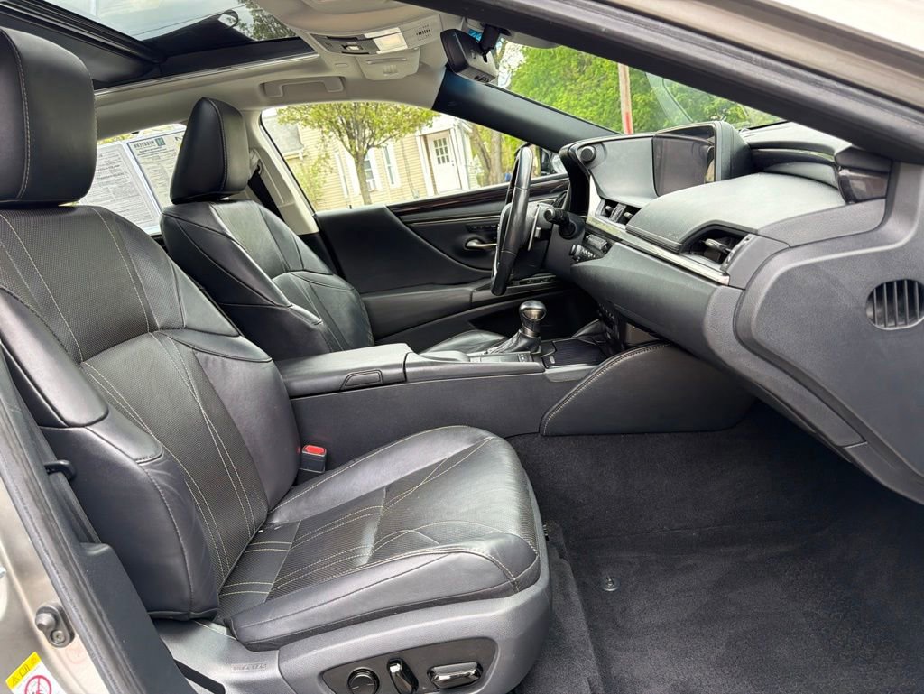 Used 2019 Lexus ES 350 Ultra Luxury w/ Accessory Package 2 FWD image 26