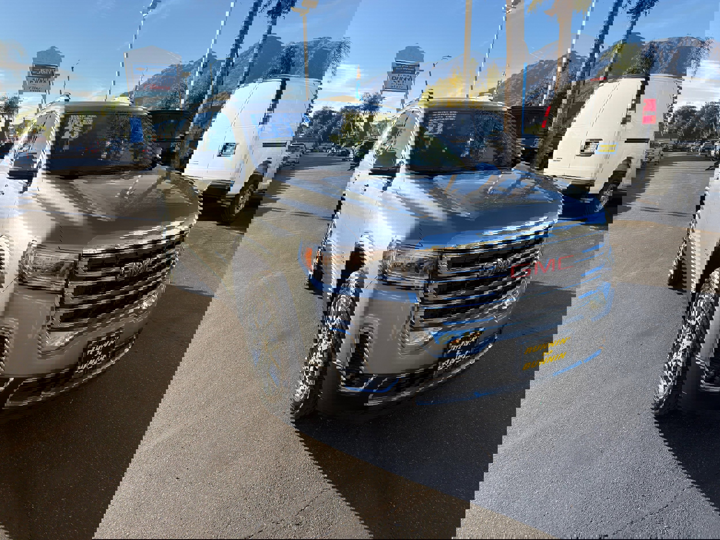 Used 2023 GMC Acadia SLT image 2