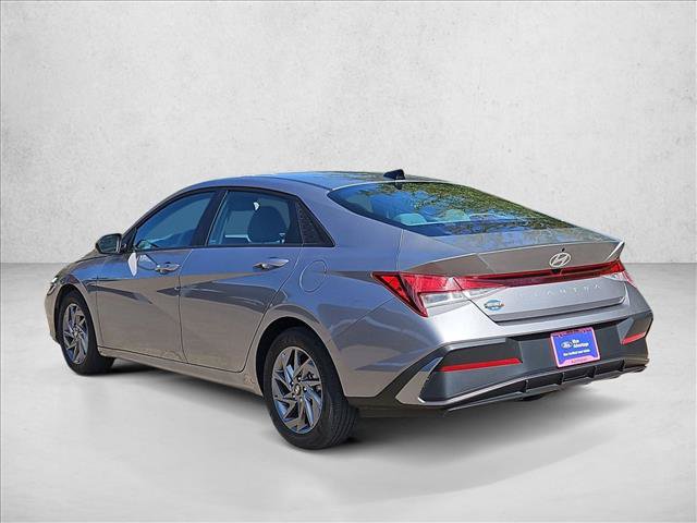 Used 2024 Hyundai Elantra SEL FWD image 8