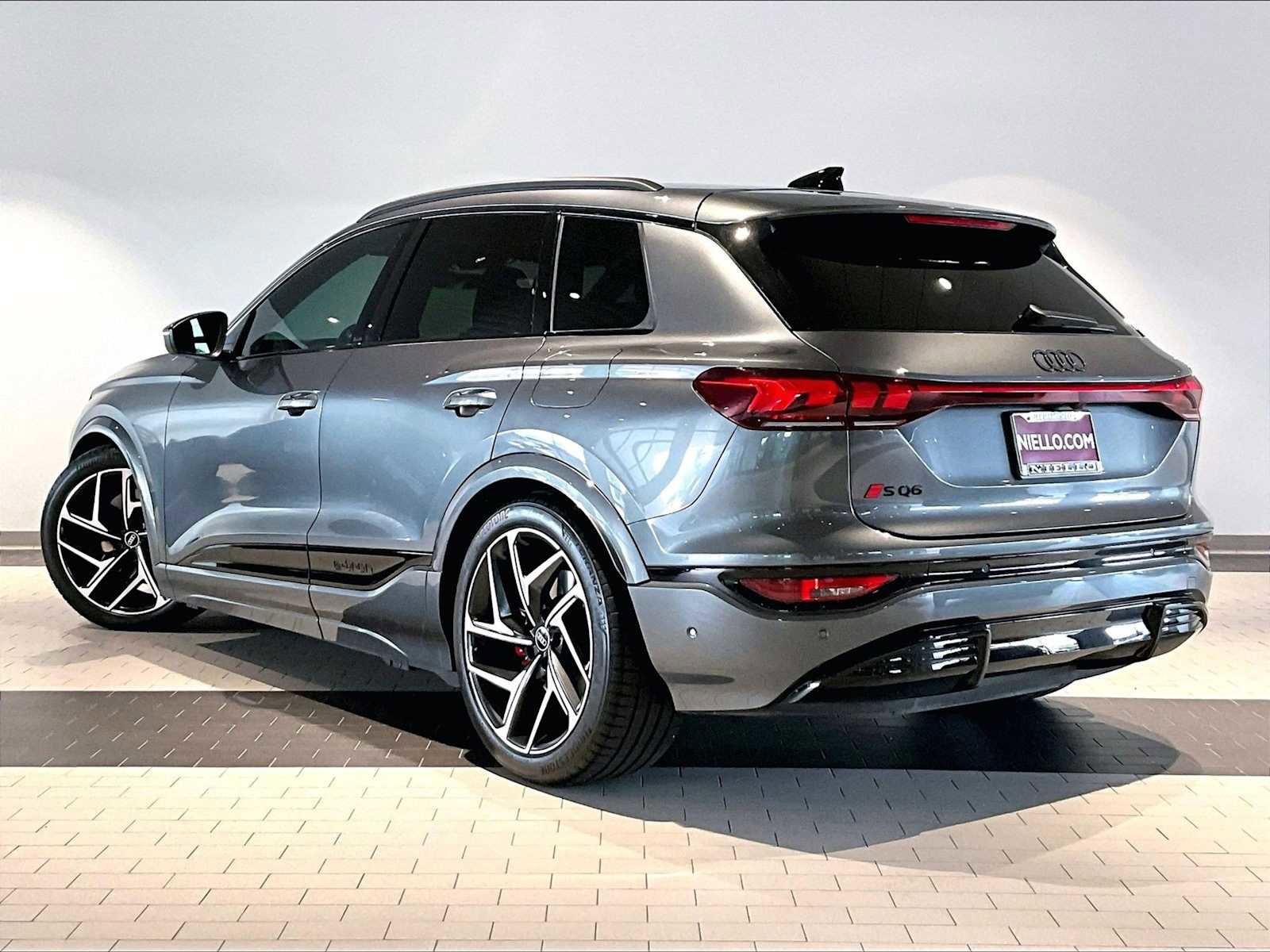 Used 2025 Audi SQ6 e-tron Prestige w/ 21" Black Optic Wheel Package AWD/4WD image 3