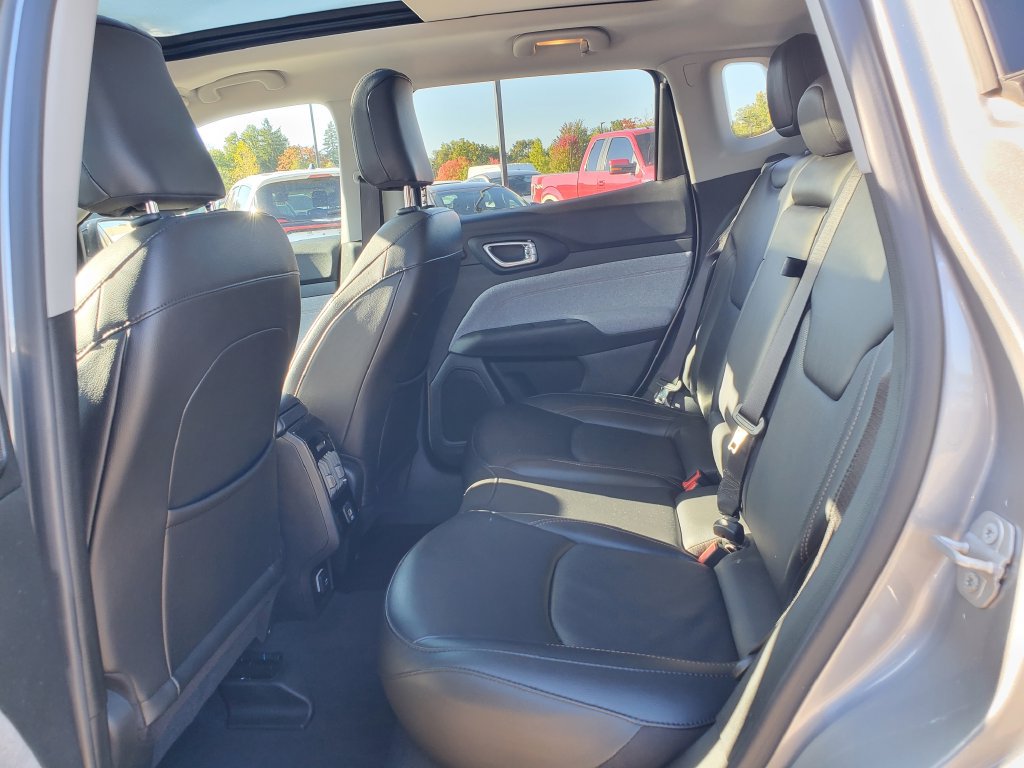 Used 2022 Jeep Compass Latitude w/ Sun and Sound Group AWD/4WD image 7