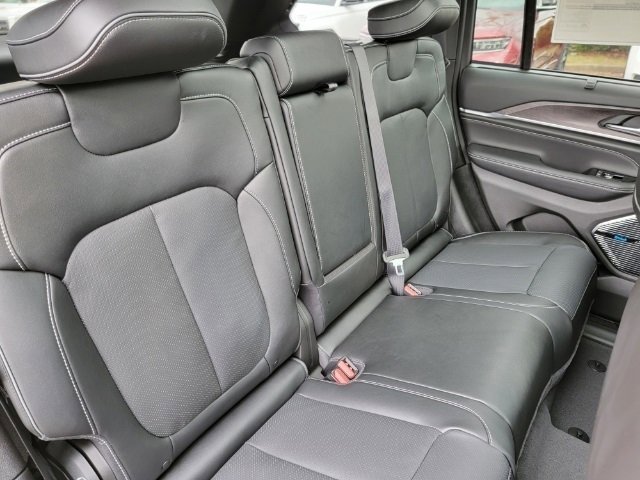 Used 2023 Jeep Grand Cherokee Overland w/ Luxury Tech Group IV AWD/4WD image 21